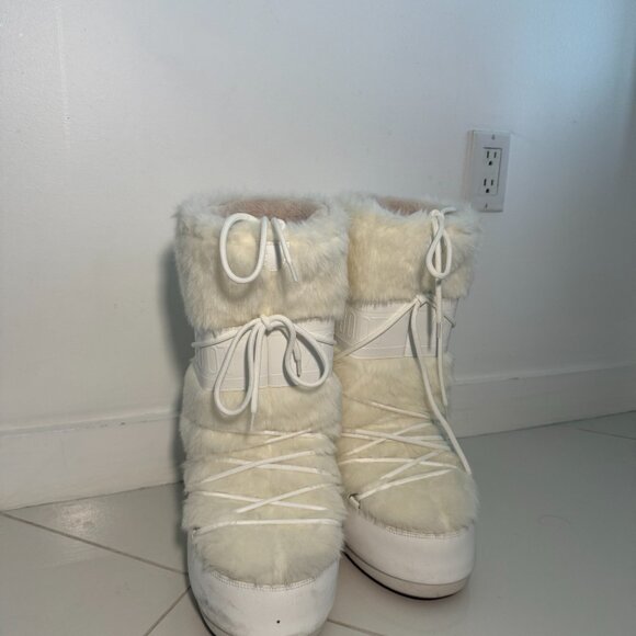 Moon Boot Women’s Classic Faux Fur Snow Boots – White – Size fits between 9/10.5 - Picture 6 of 8